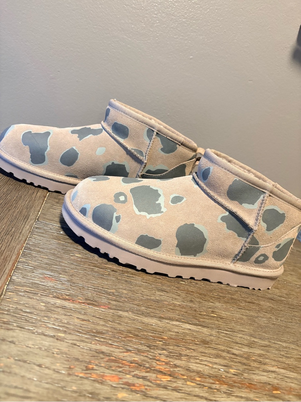 UGG Classic Ultra Mini Appaloosa Boots – Women’s Size 8